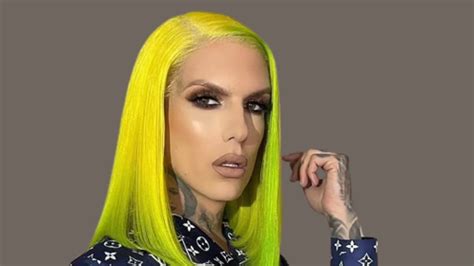 Jeffree Star shares photo of him and NFL boyfriend。